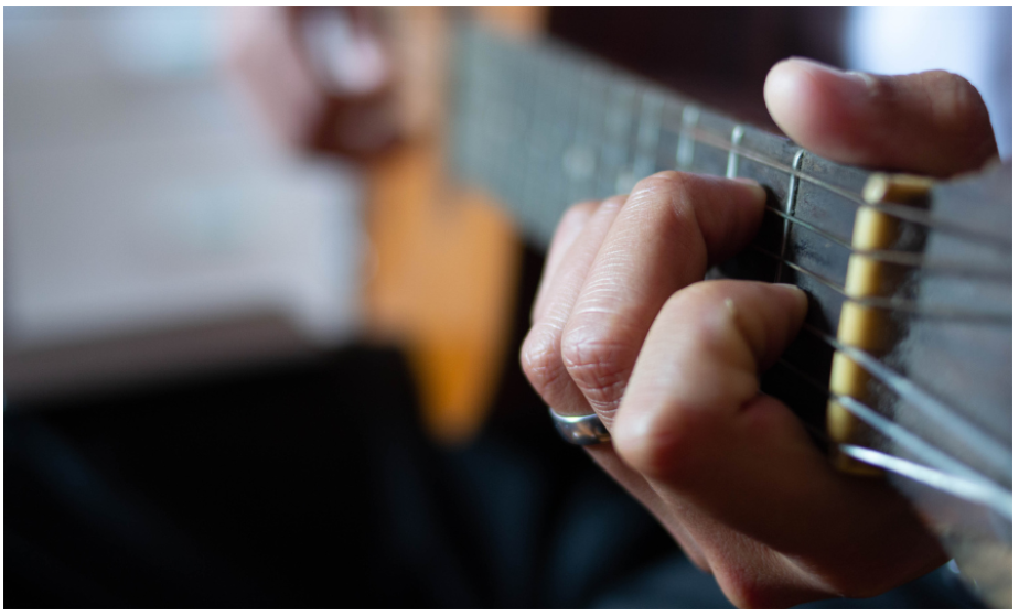 https://www.cm-almada.pt/progressao-de-acordes-sera-possivel-cantar-duas-cancoes-diferentes-ao-mesmo-tempo